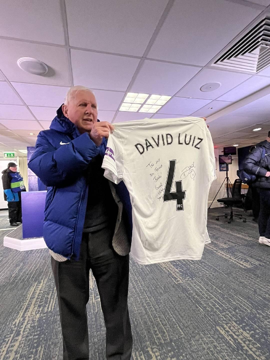广发棋牌-大卫-路易斯送签名球衣给退休员工，后者为切尔西工作了56年