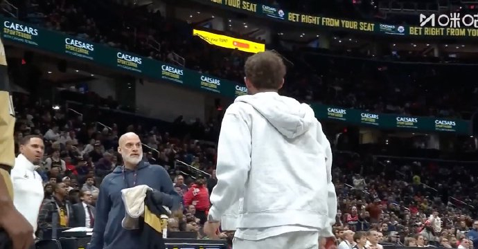 特雷杨场边指责裁判遭驱逐，首秀未至先离场|华盛顿奇才队|奥兰多魔术队|体育赛事讨论|休斯敦火箭队|咪咕篮球_新浪体育_新浪新闻